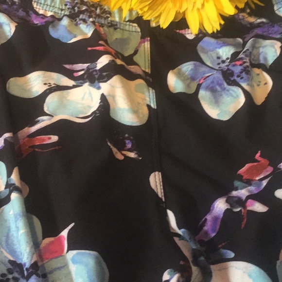 ❌DONATED❌Black Floral Print Elastic Waist Buttery Soft Leggings - Picture 4 of 7